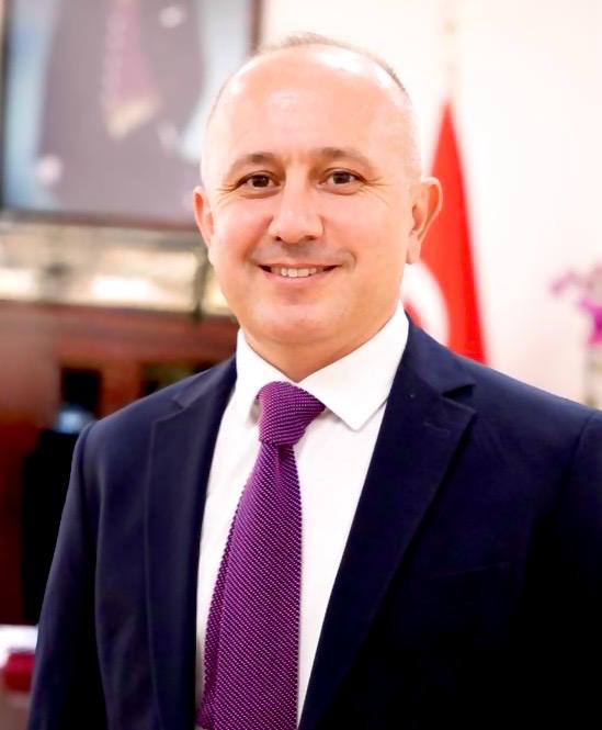 Prof. Dr. Samim Özen portre 2 – profesyonel poz